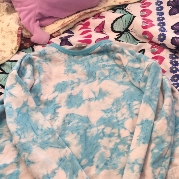 I am selling a matching set of shorts and a long sleeve shirt from the bench - Picture 4 of 5